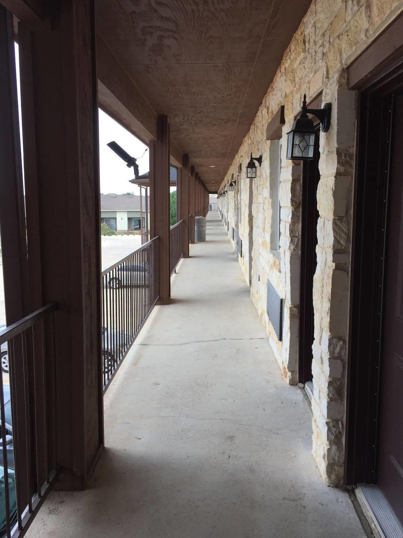 Pearsall Inn And Suites Exterior photo